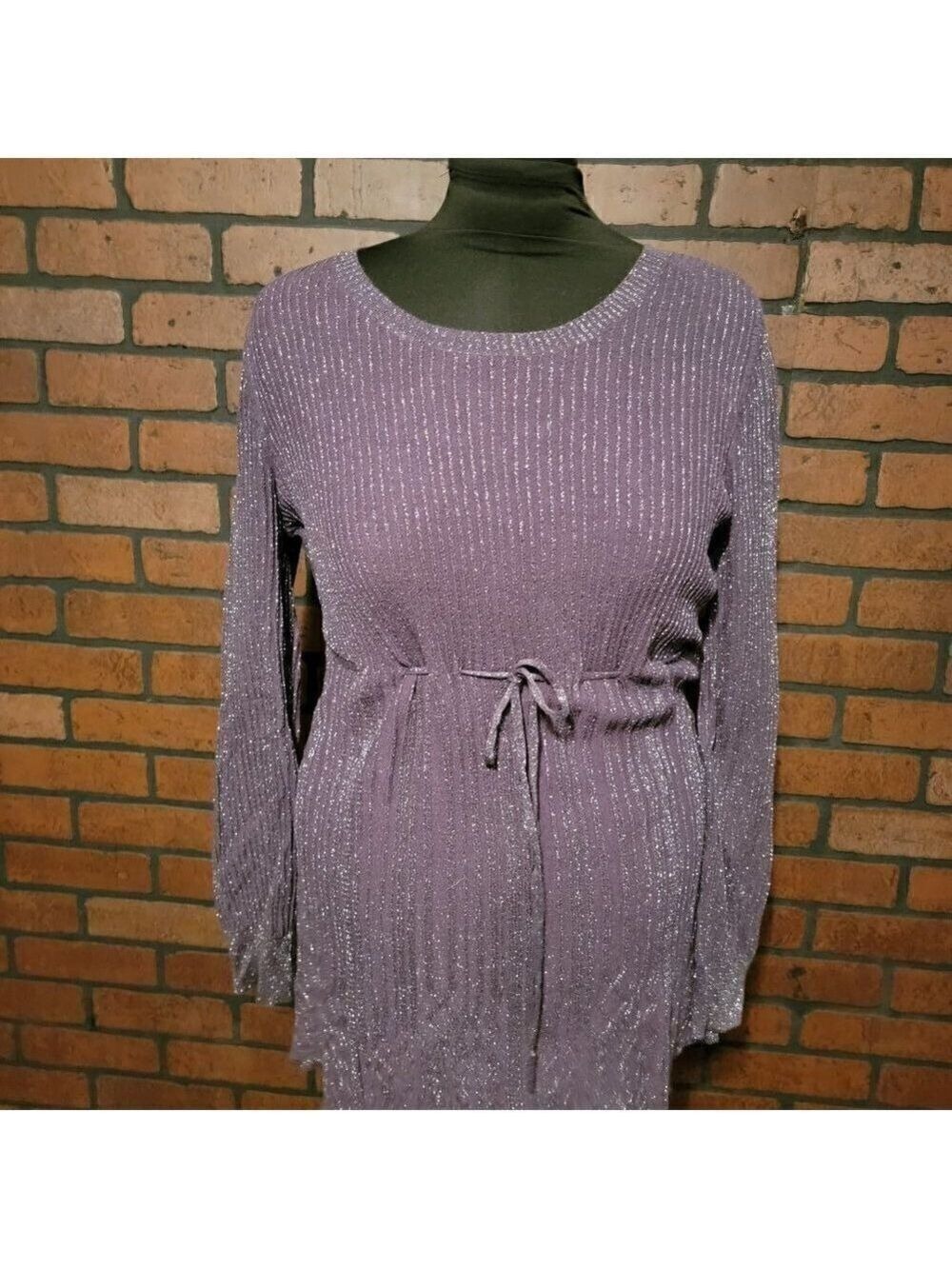 Daisy Fuentes scoop Neck Empire tie waist.  Long sleeves - LG. Purple/Silver